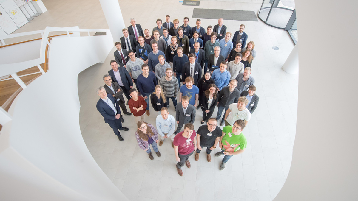 Gruppenbild der Akademie-Teilnehmenden von oben 