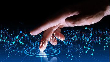 Hand tippt auf ein Tablet