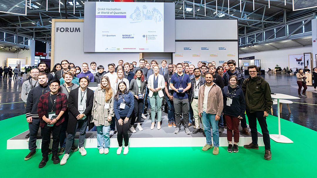 Gruppenbild auf Bühne mit vielen Menschen