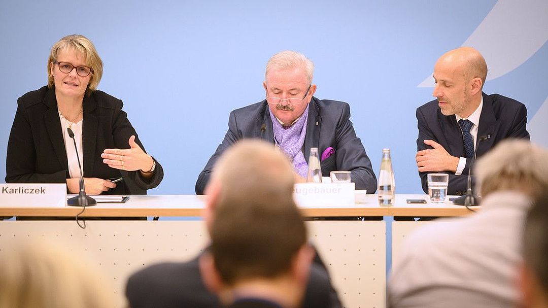 v.l.: Bundesministerin Anja Karliczek, Reimund Neugebauer (Präsident der Fraunhofer-Gesellschaft) und Peter Leibinger (Chief Technology Officer TRUMPF und Sprecher Programmausschuss Quantensysteme)