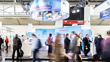 Messestand mit Menschen