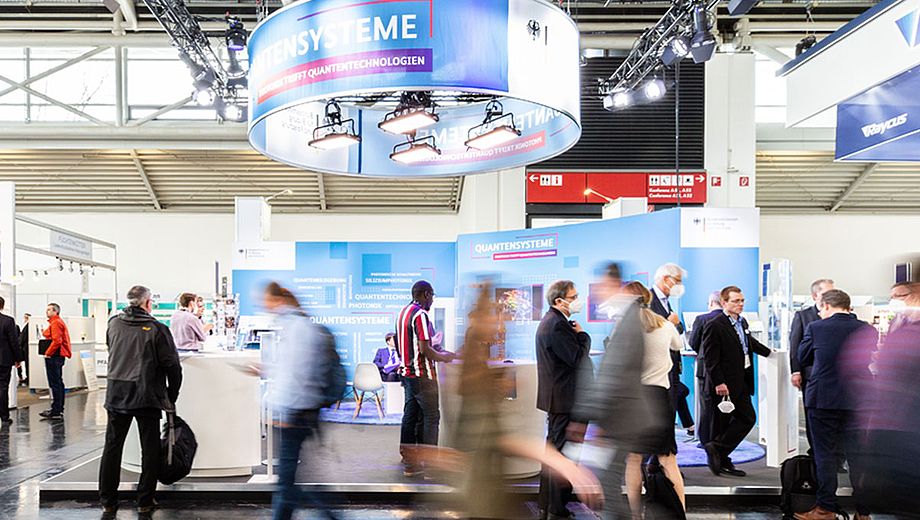 Messestand mit Menschen